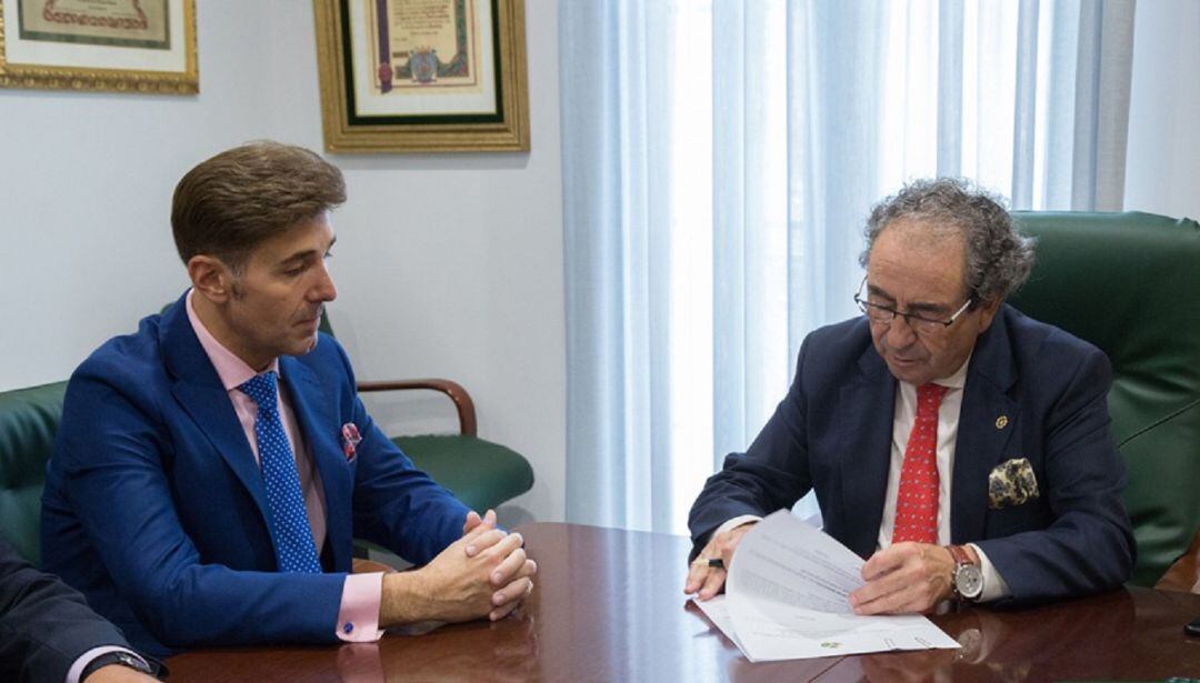 El bordador José Antonio Grande de León, a la izquierda, junto al hermano mayor de La Macarena, José Antonio Fernández Cabrero, en el acto de la firma del contrato