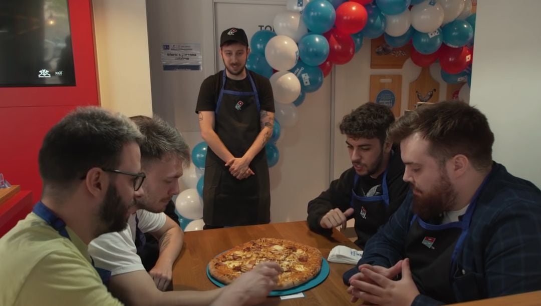 Ibai Llanos y sus amigos, frente a la pizza que han creado.