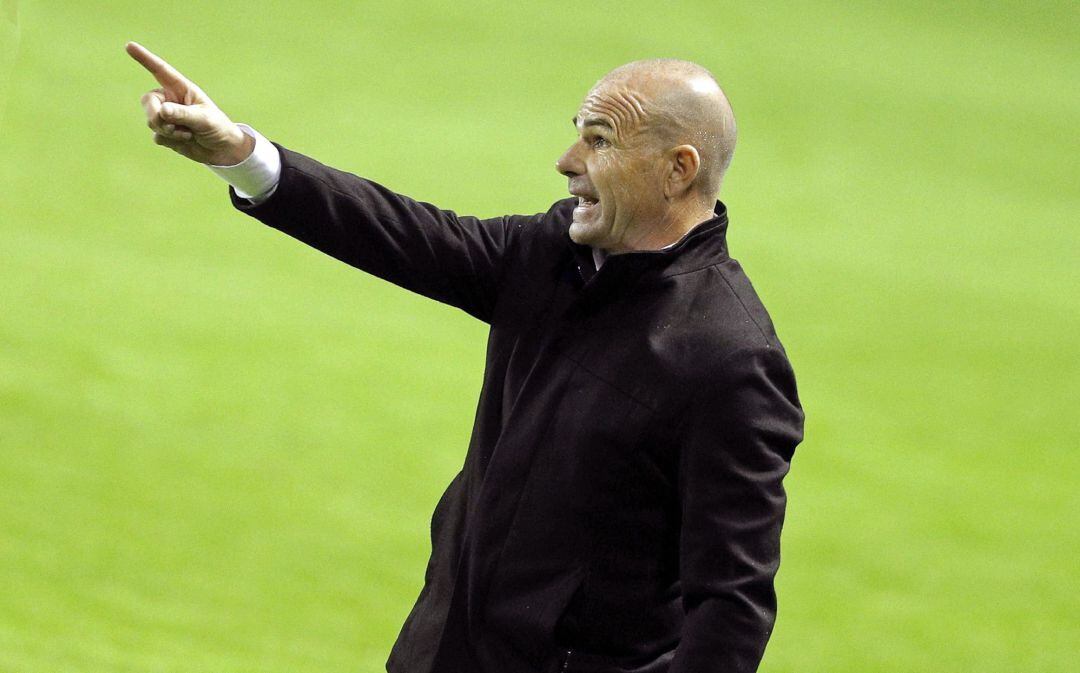 El técnico del Levante UD, Paco López, durante el partido de la décima jornada de Liga en Primera División en el estadio Ciutat de València