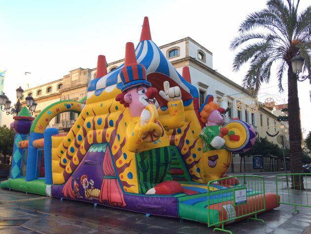 Castillos hinchables preparados para recibir a los niños en la mañana de nochevieja en la Plaza de Las Tendillas