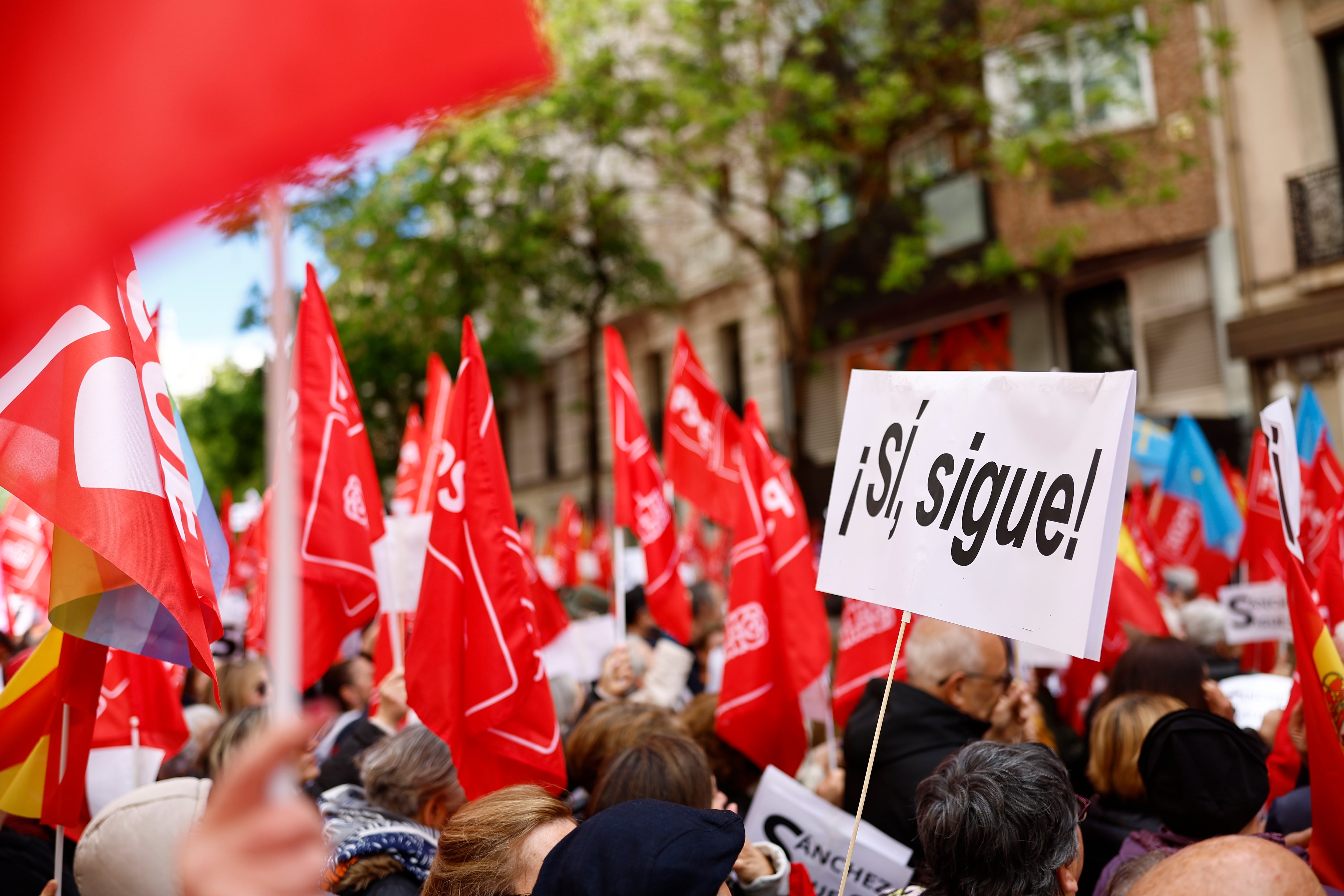 Apoyo de los socialistas en la sede de Ferraz, en Madrid, para seguir desde la calle el Comité Federal del partido