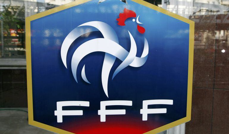 Logotipo de la Federación Francesa de Fútbol en su sede en París.