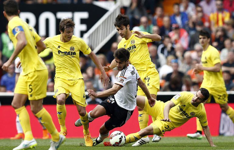 GRA173. VALENCIA, 05/04/21015.- El centrocampista portugués del Valencia André Gomes (c), disputa el balón con los centrocampistas Tomás Pina (2i) y Manu Trigueros (2d) y el defensa Mario Gaspar (d), del Villarreal, durante el partido de la vigésima novena jornada de liga en Primera División que se juega esta tarde en el estadio de Mestalla. EFE/Kai Försterling