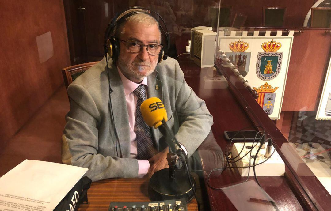 Alberto Castillo, nuevo presidente de la Asamblea Regional, en la cabina de la SER en la Asamblea Regional desde donde ha intervenido en el programa Hoy por hoy