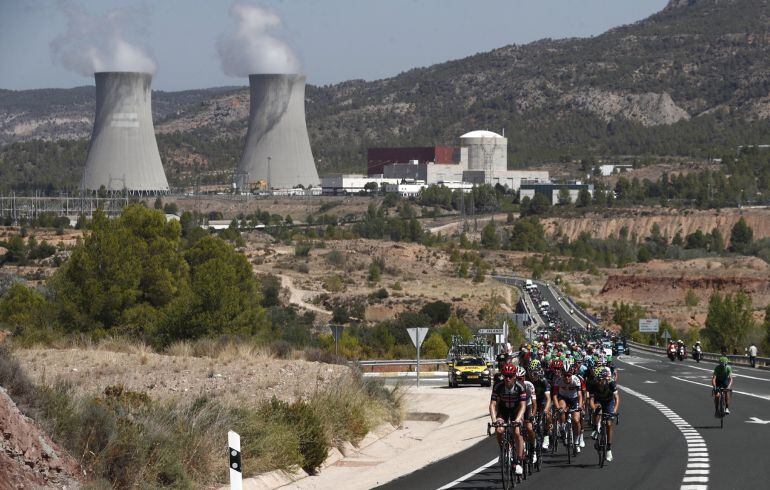 El pelotón de la vuelta ciclista a España 2016 pasa junto a la central nuclear de Cofrentes, situada en la Comunitat Valenciana.