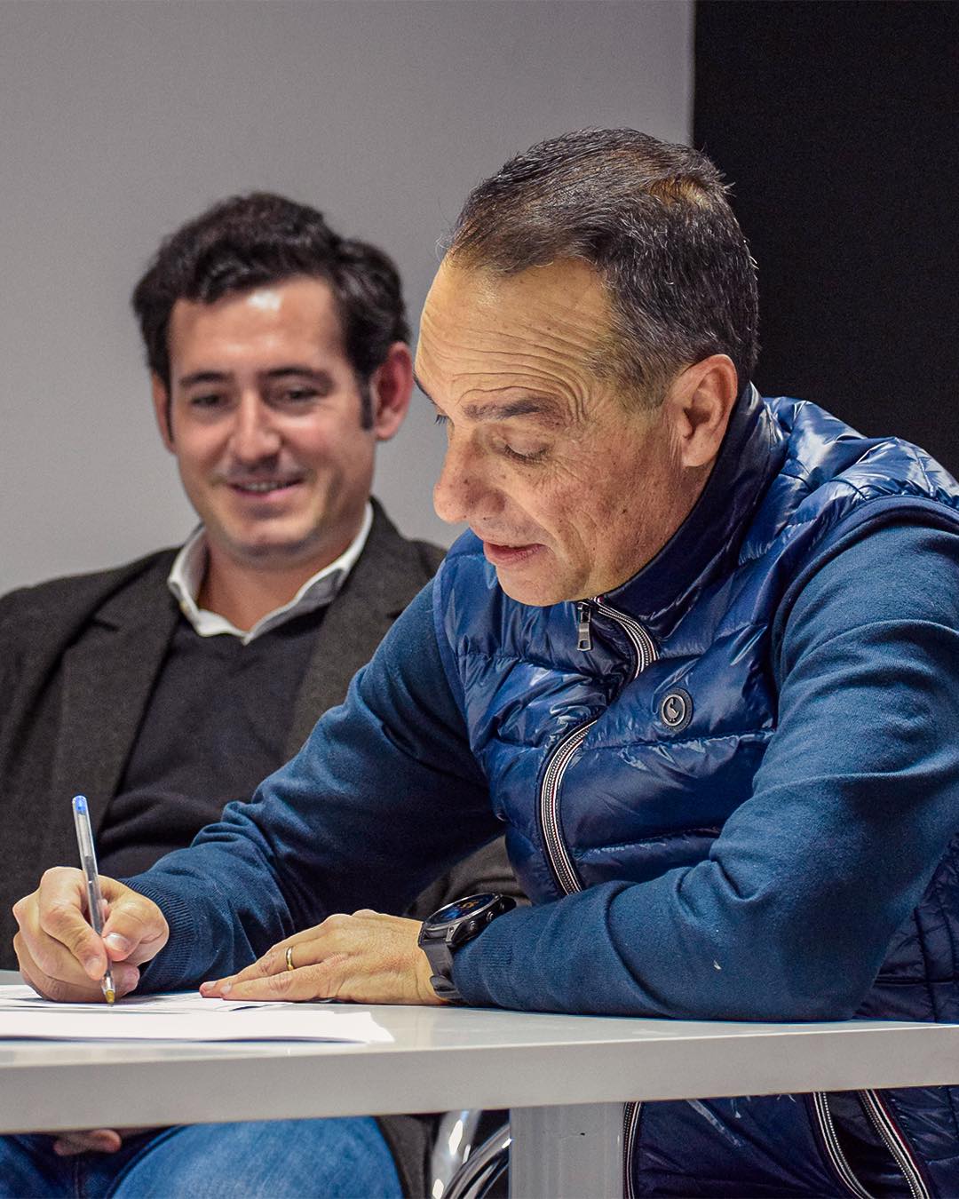 José Luis Oltra firma su contrato con el Eldense