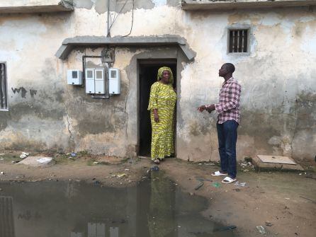 La madre de Malick en la puerta de su casa en Thiaroye