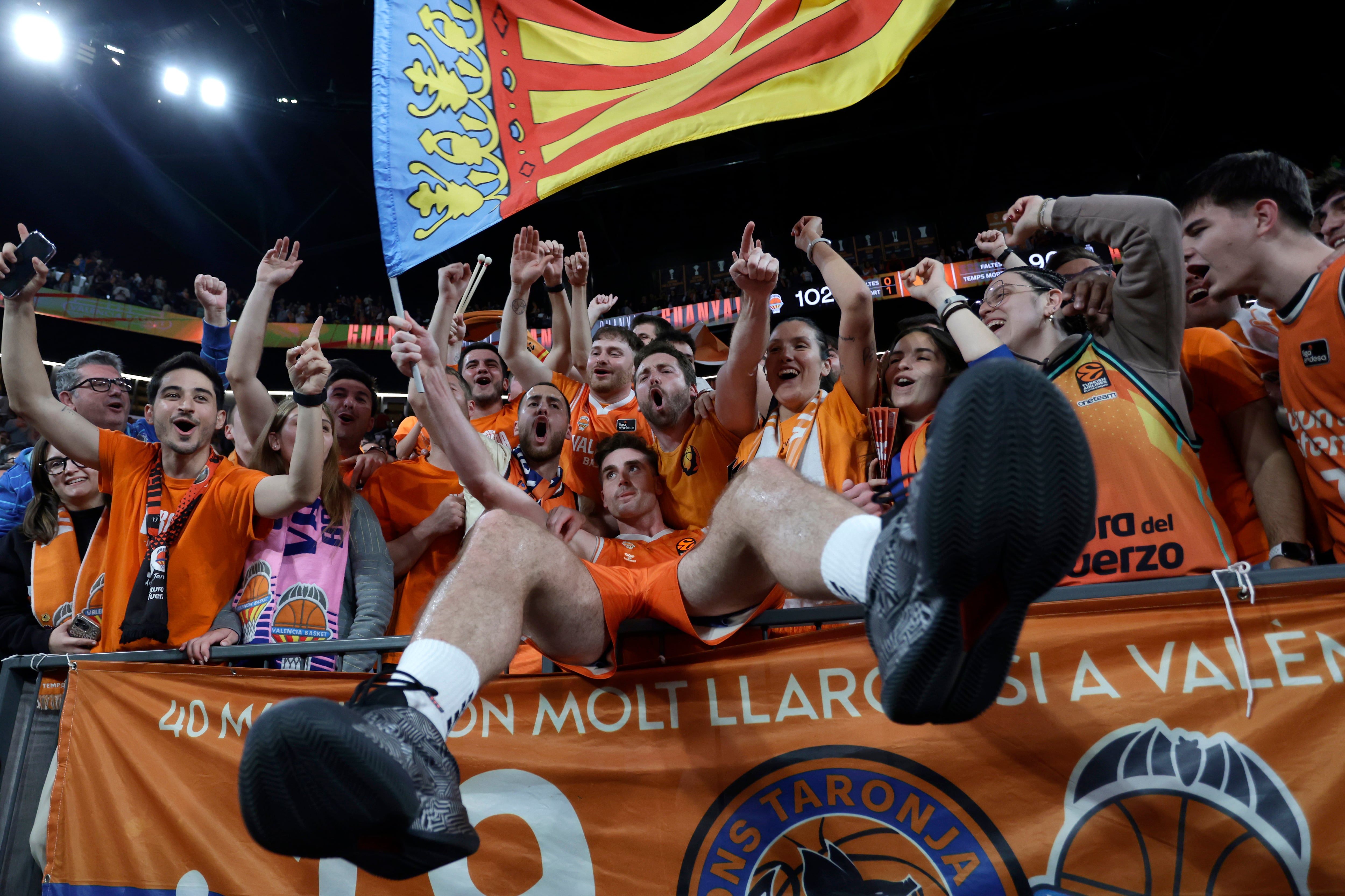 VALENCIA, 07/04/2026. El jugador del Valencia Nate Reuvers (c) celebra con la afición la victoria al finalizar el partido de baloncesto correspondiente a la J36 de la EuroLiga disputado hoy martes en el pabellón Roig Arena de Valencia, entre Valencia Basket y Armani Milan. EFE/Miguel Ángel Polo.