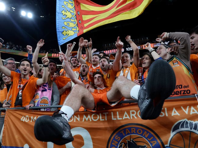 VALENCIA, 07/04/2026. El jugador del Valencia Nate Reuvers (c) celebra con la afición la victoria al finalizar el partido de baloncesto correspondiente a la J36 de la EuroLiga disputado hoy martes en el pabellón Roig Arena de Valencia, entre Valencia Basket y Armani Milan. EFE/Miguel Ángel Polo.