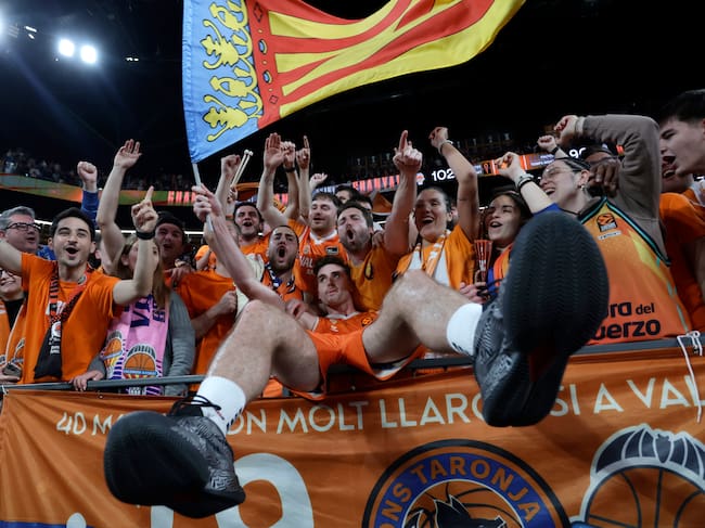 VALENCIA, 07/04/2026. El jugador del Valencia Nate Reuvers (c) celebra con la afición la victoria al finalizar el partido de baloncesto correspondiente a la J36 de la EuroLiga disputado hoy martes en el pabellón Roig Arena de Valencia, entre Valencia Basket y Armani Milan. EFE/Miguel Ángel Polo.