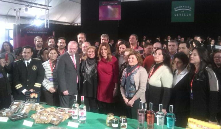 Susana Díaz y Fernando Rodríguez Villalobos, junto a varios de los participantes en la II Feria de Dulces de Cuaresma y Bandas de Música de la Provincia