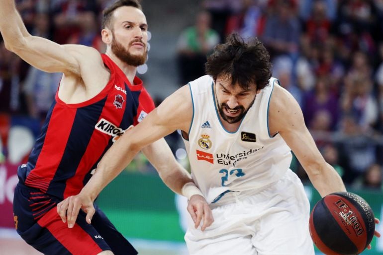 Sergio Llull y Marcelinho Huertas luchas por un balón durante el partido