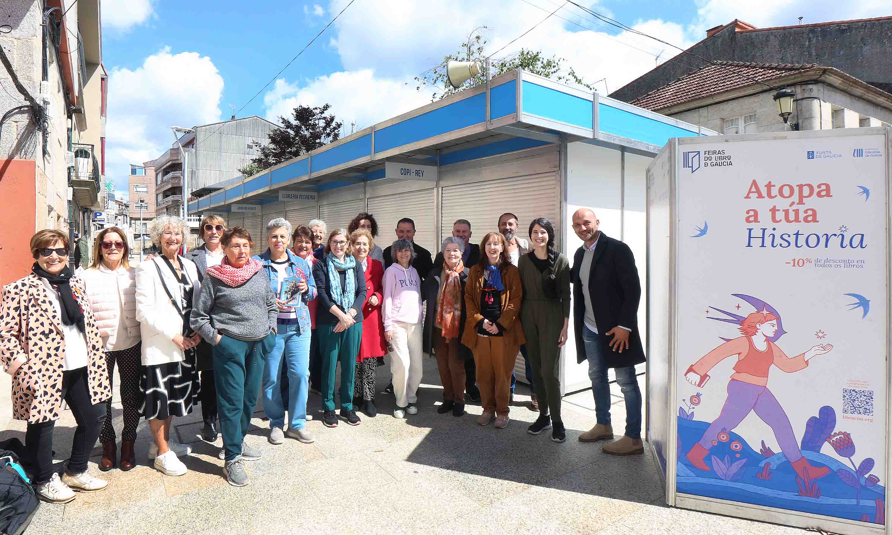 Participantes do clube de lectura  xunto as casetas.