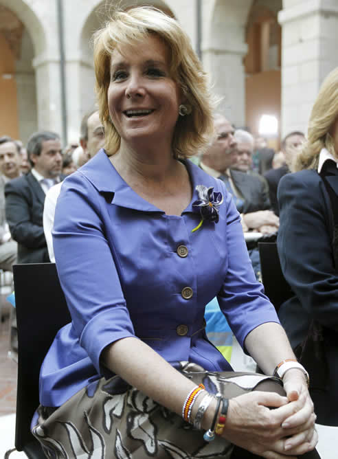 La presidenta de la Comunidad de Madrid, Esperanza Aguirre, este lunes durante la presentación del proyecto piloto de identificación biométrica para pacientes con alzheimer