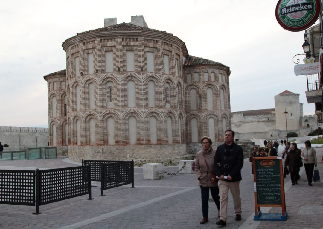 Un grupo de turistas pasea por la zona del Castillo de Cuéllar el pasado mes de diciembre