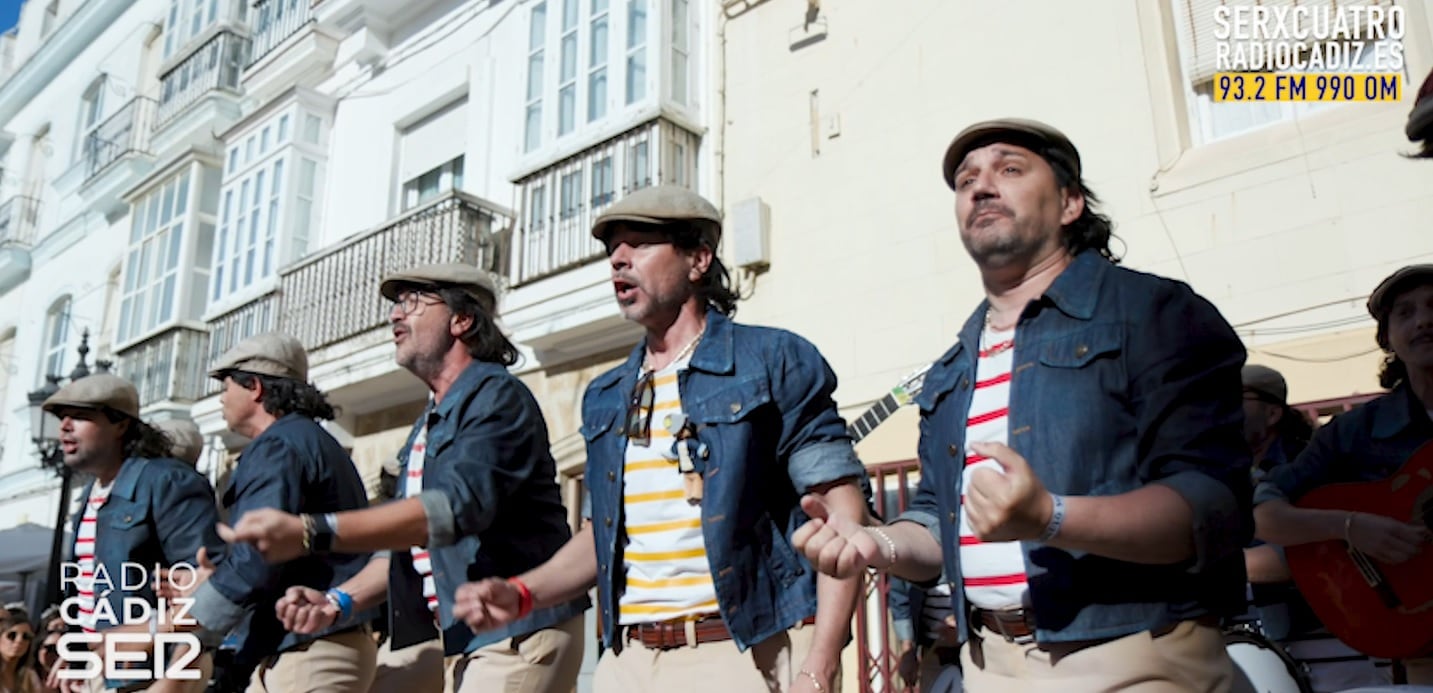 La comparsa &quot;Los quinquis&quot; cantando en las calles de Cádiz