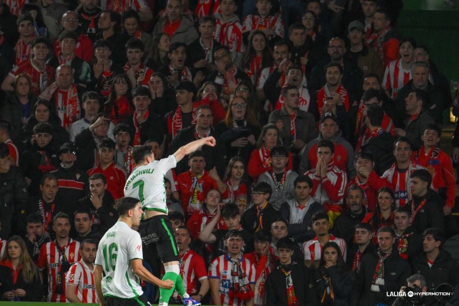 Los jugadores del Racing celebran uno de sus goles ante la desolación de los seguidores del Sporting presentes en El Sardinero.