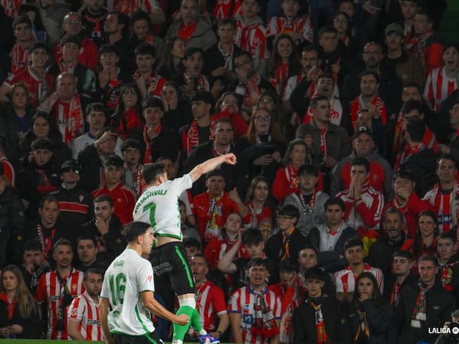Los jugadores del Racing celebran uno de sus goles ante la desolación de los seguidores del Sporting presentes en El Sardinero.