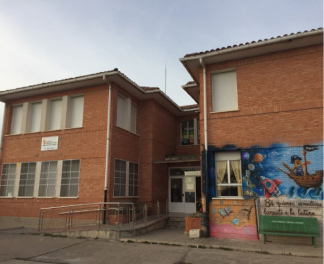 Entrada al edificio en el que se encuentra el comedor escolar del colegio