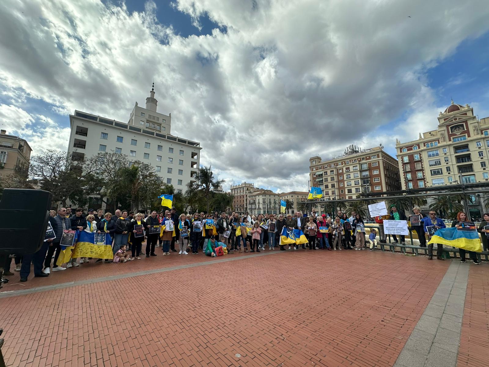 Concentración en la plaza de la Marina (Málaga) cuando se cumplen dos años del comienzo de la invasión rusa de Ucrania