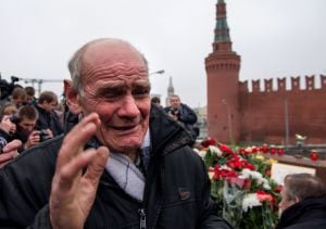 un hombre llora ante el lugar donde ha sido asesinado el lider opositor Boris Nemtsov cerca de la catedral de san Basilio en el centro de Moscú AFP PHOTO / ALEXANDER UTKIN