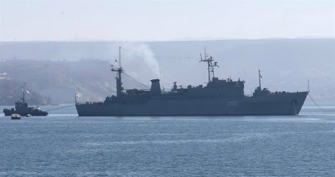 El &quot;Slavútich&quot;, buque insignia de la Armada ucraniana con base en el puerto de Sebastópol, ha izado la bandera de Rusia después de ser tomado esta noche por las autodefensas crimeas