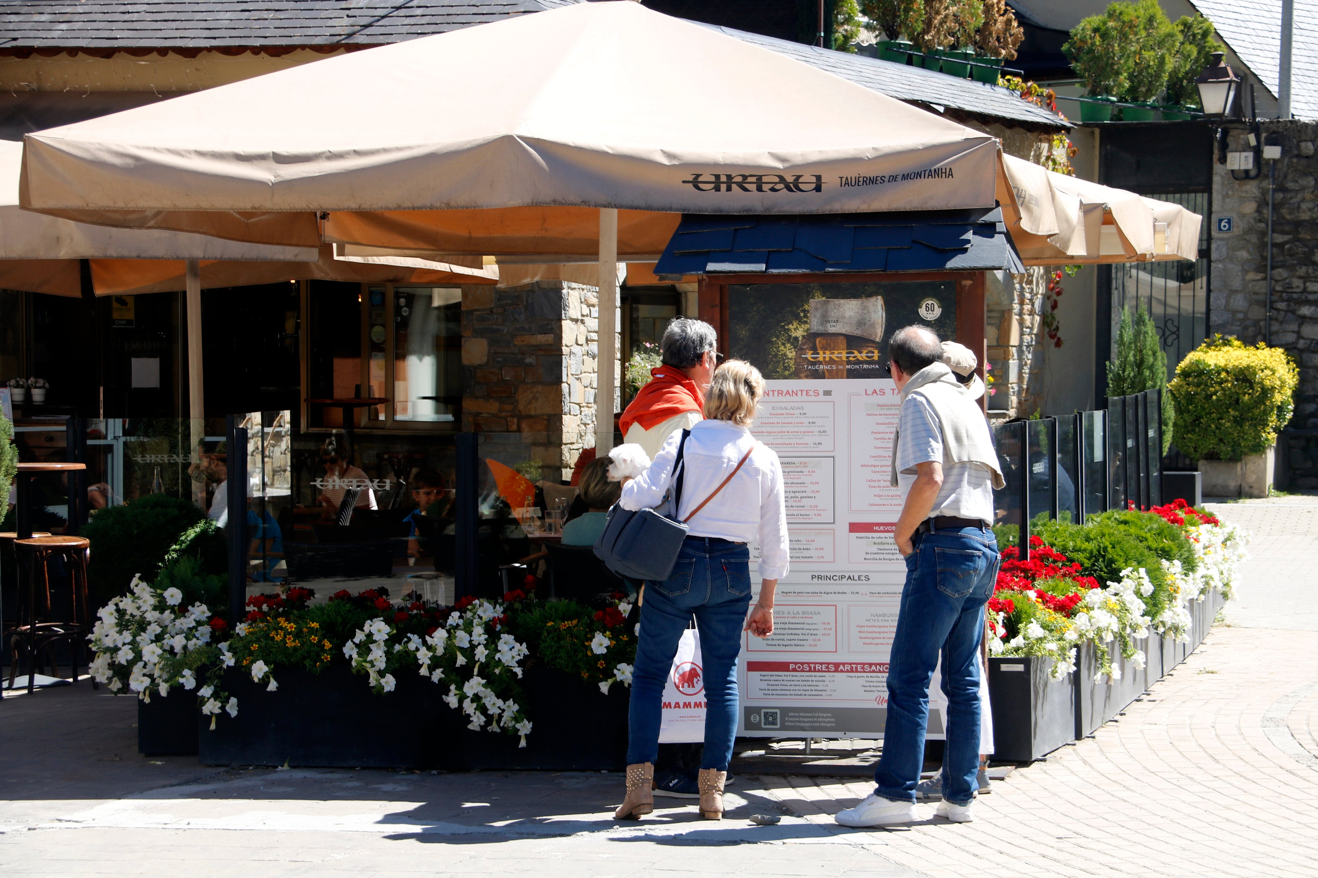 Turistes aquest estiu a les comarques de Ponent consultant el menú d&#039;un restaurant. Foto: ACN.