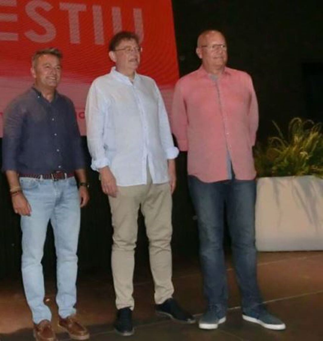 El alcalde de Denia, Vicent Grimalt (d), con el president de la Generalitat, Ximo Puig (c) y el secretario provincial del PSPV, José Chulvi (i) en el Sopar d&#039;Estiu de 2019.