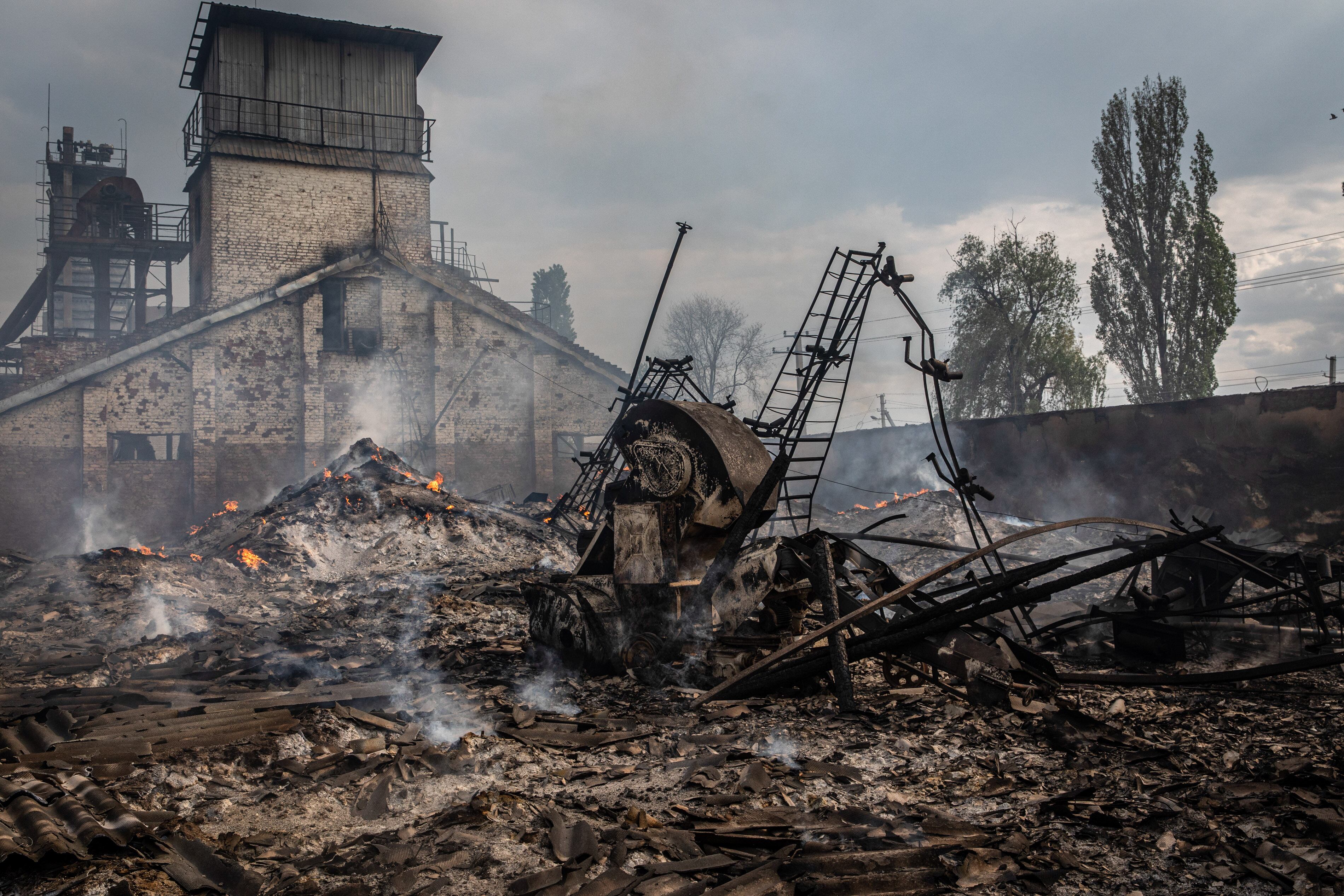 Ruinas de un silo de grano en Sivers&#039;k, Donbás, tras los bombardeos rusos