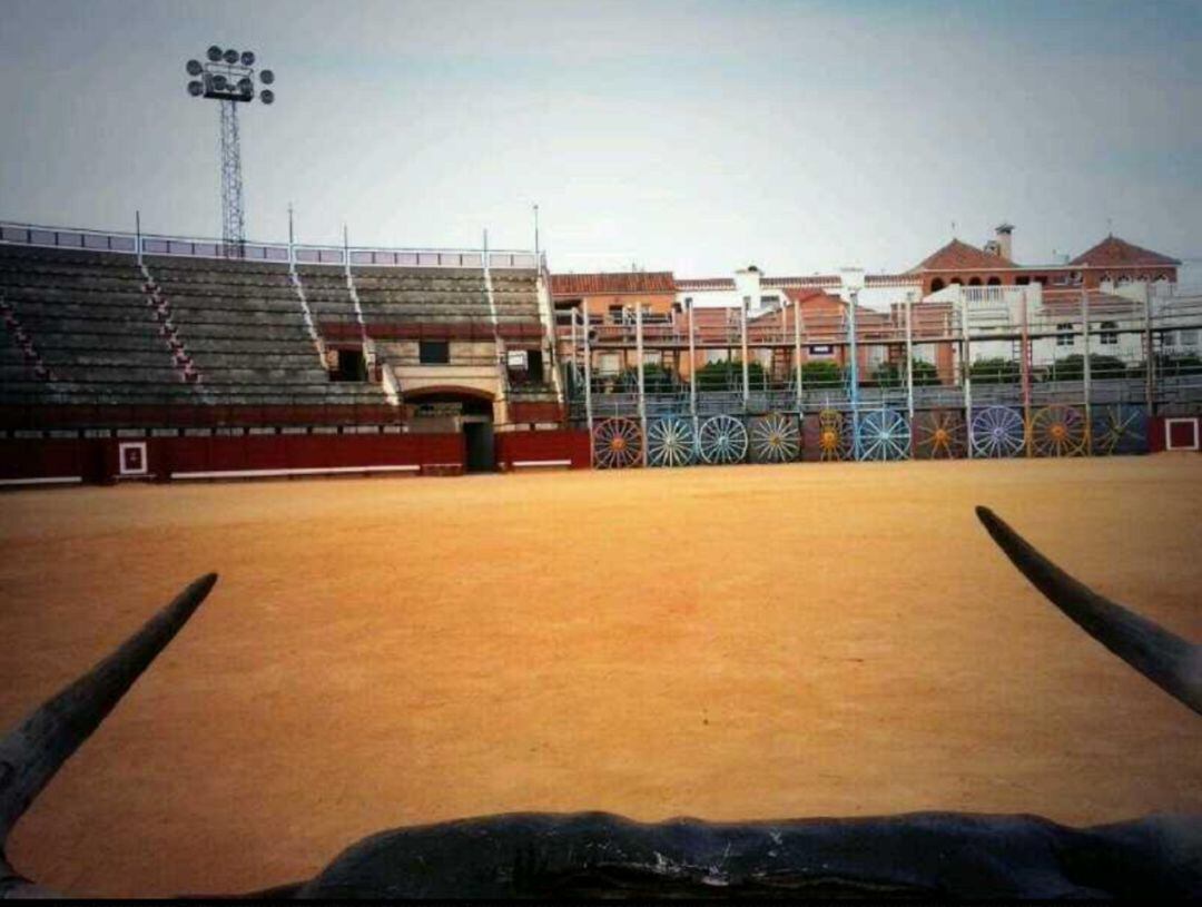 La peculiar plaza de toros de La Algaba, mitad de obra, mitad de carros, podría recuperar su tradicional ciclo de novilladas de promoción del 15 al 19 de septiembre