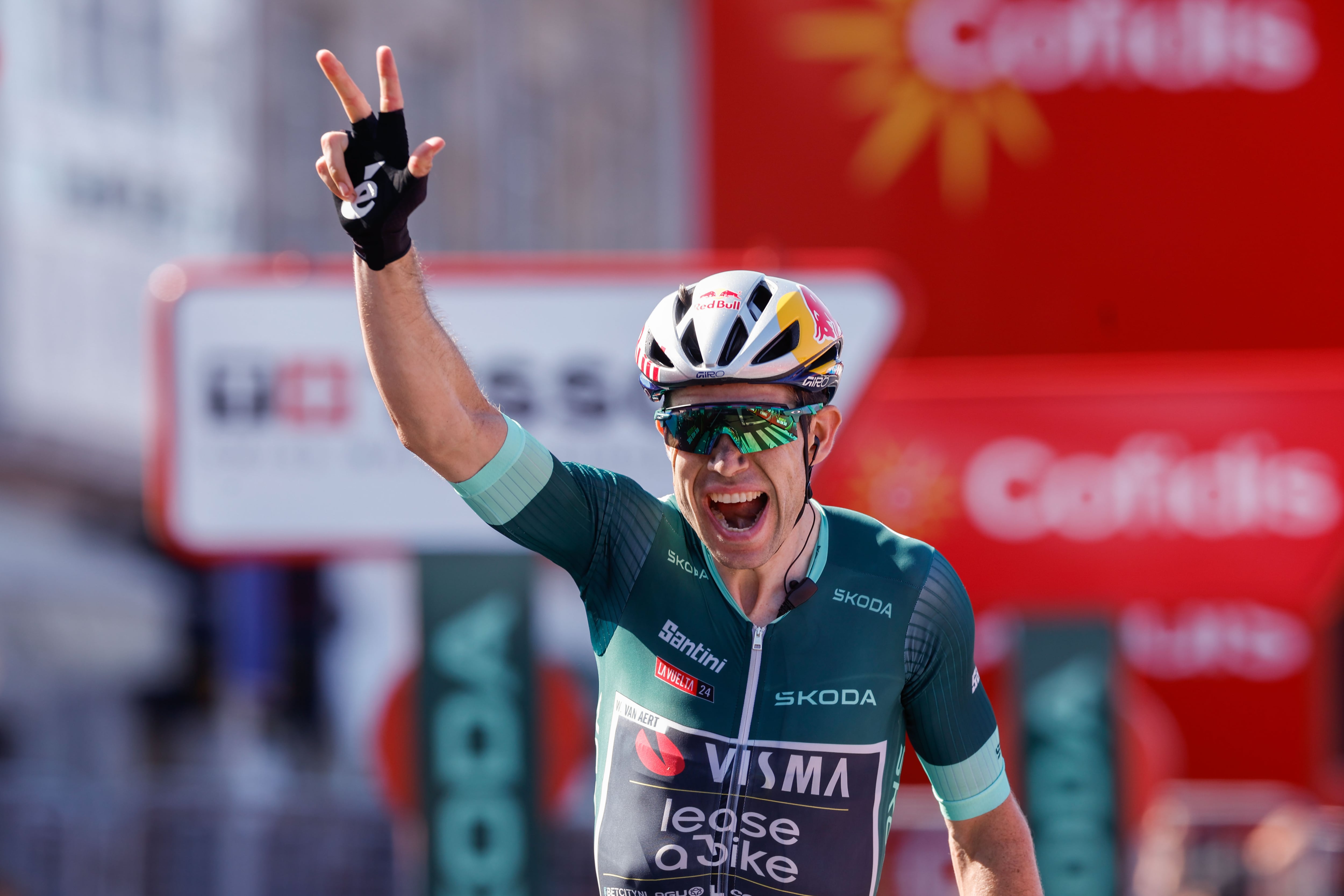 El ciclista belga del Visma Wout van Aert celebra su victoria en la décima etapa de la Vuelta Ciclista a España