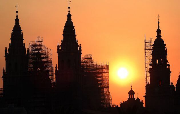 El sol sale sobre la catedral de Santiago de Compostela, esta mañana, en el comienzo del día con más horas del año.