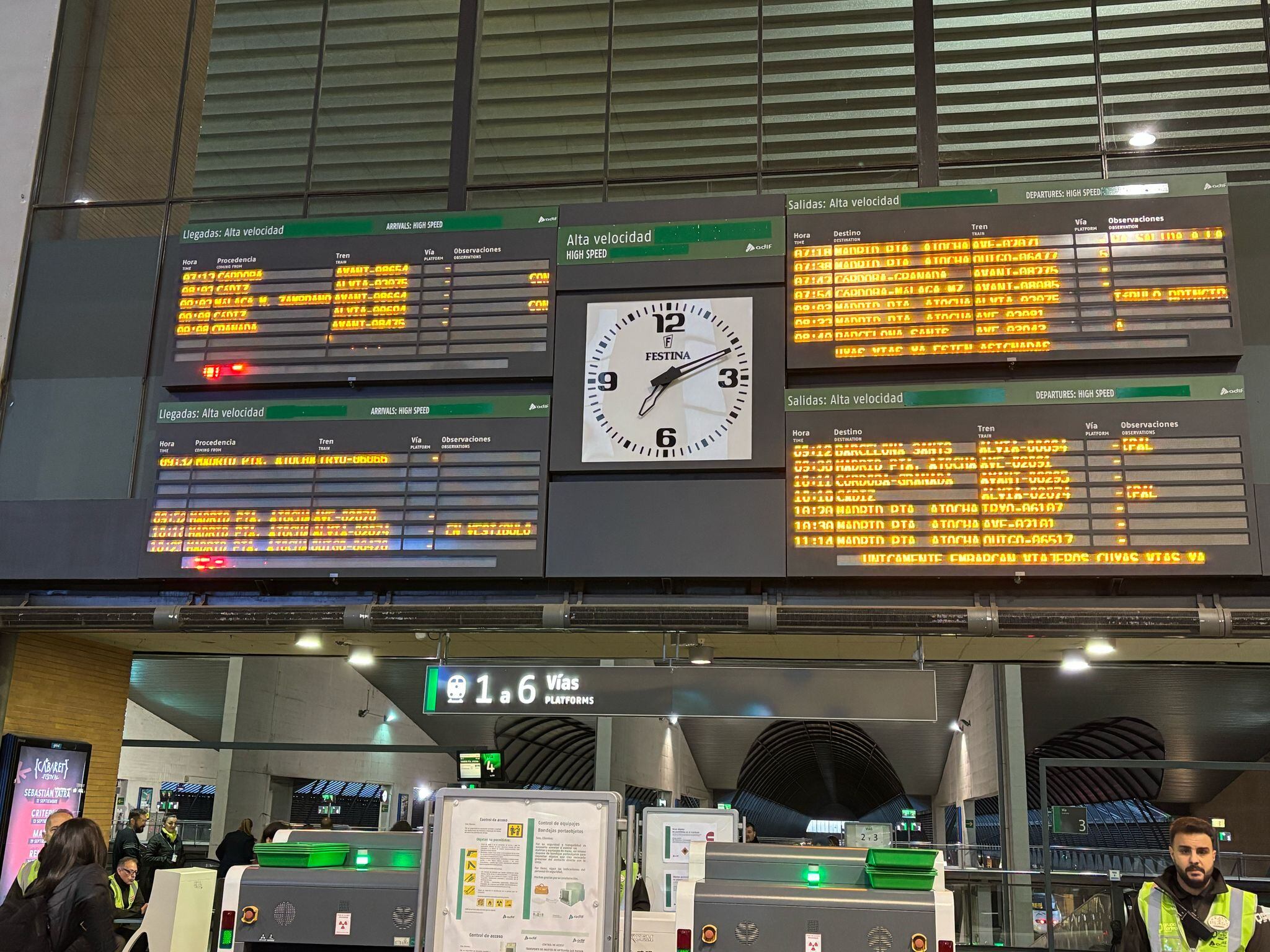Imagen del vestíbulo de la estación de Santa Justa a primera hora de este martes 26 de abril. José Luis Losa