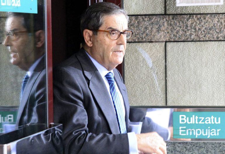 GRA204. BILBAO, 16/04/2015.- El expresidente del banco vasco, Mario Fernández, a su salida del Palacio de Justicia de Bilbao, tras declarar a la jueza que se ha hecho cargo del caso de las supuestas irregularidades en Kutxabank por los pagos efectuados al exdelegado del Gobierno en el País Vasco Mikel Cabieces. EFE/LUIS TEJIDO