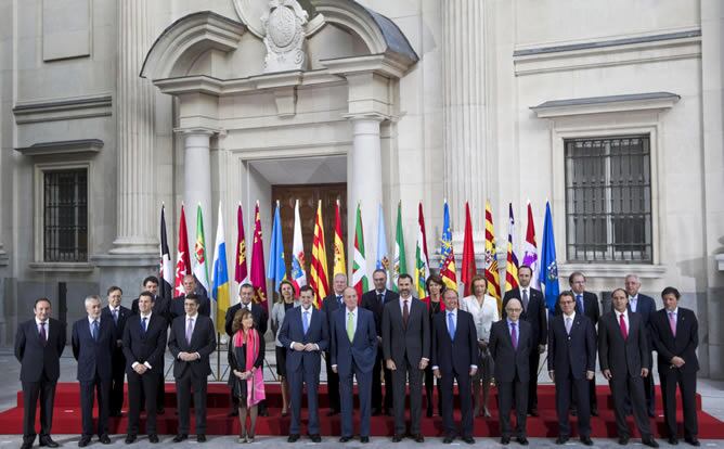 El re, junto al príncipe y el presidente del Gobierno posa con los 19 mandatarios de comunidades y ciudades autónomas