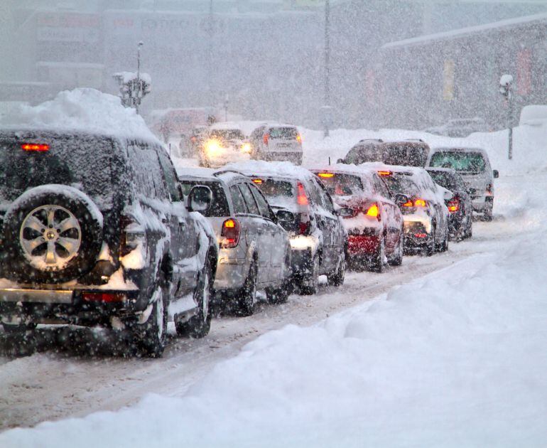 La DGT avisa de los cierres de varias carreteras por nevadas.