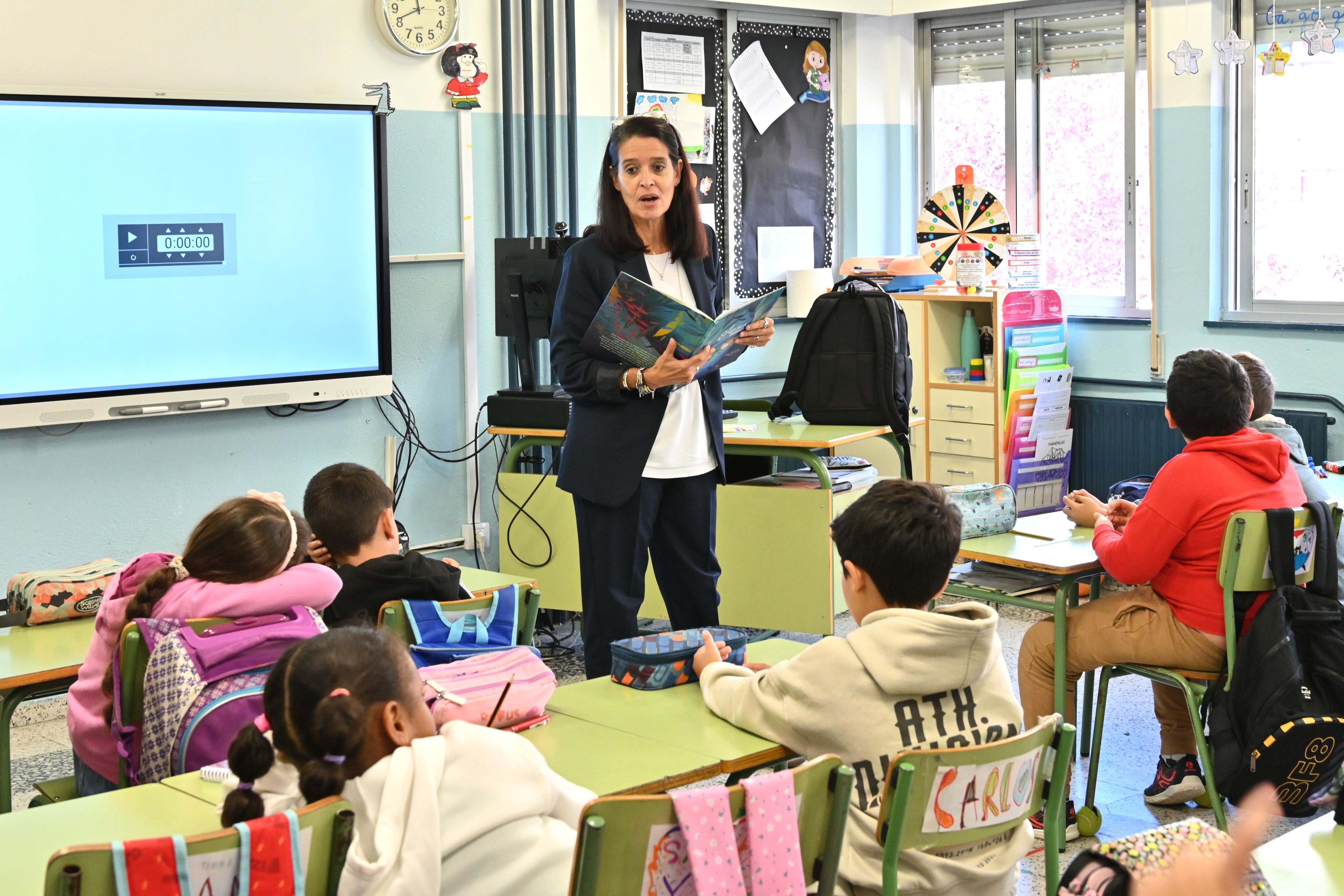 La pedagoga y especialista en inteligencia emocional Mar Romera participa en un taller con niños de 3º de Primaria en el CEIP Pan y Guindas de Palencia.  EFE/ Almudena Álvarez