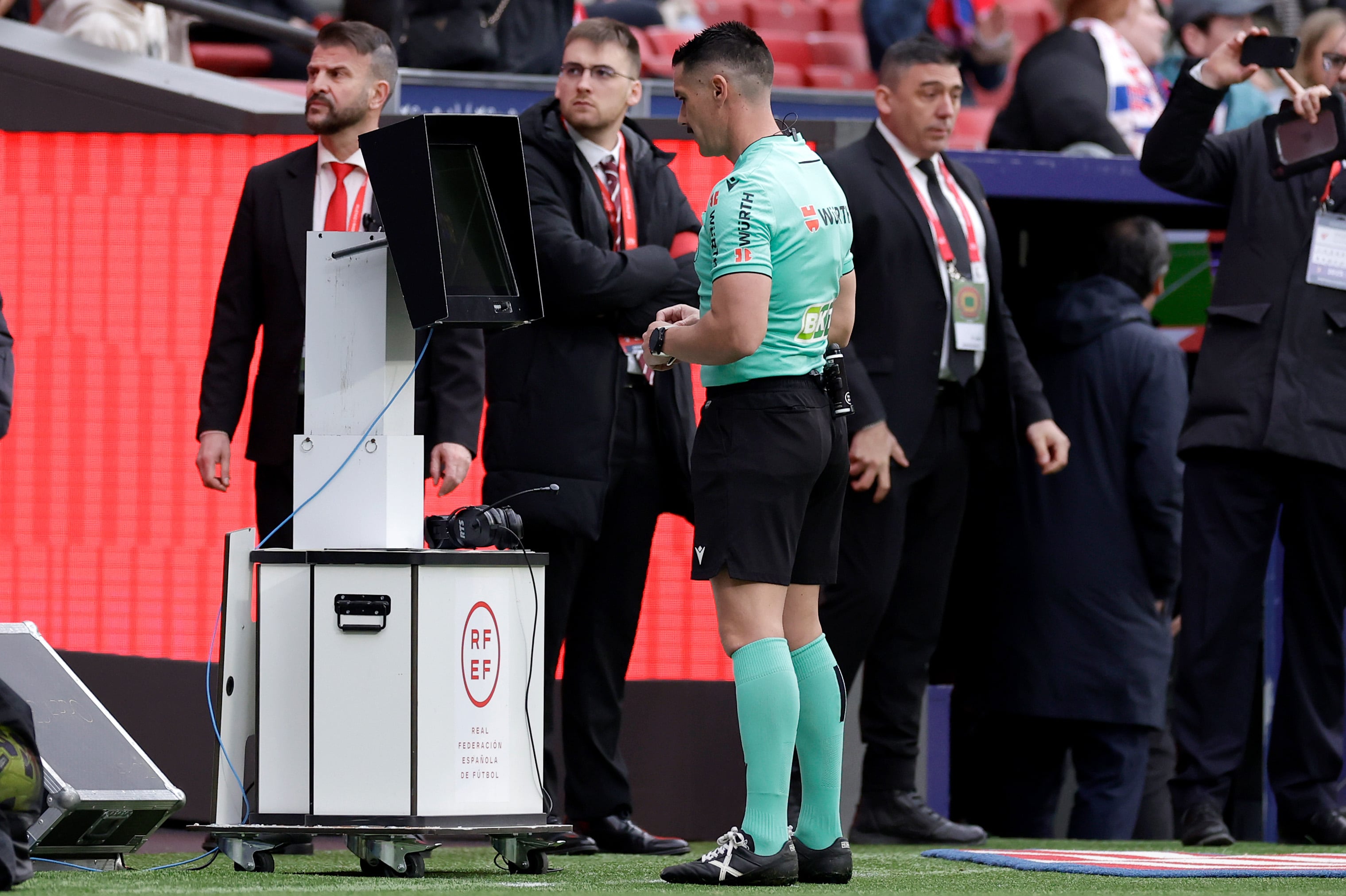 Miguel Ángel Ortiz Arias revisa una jugada del Atlético-Getafe en el VAR