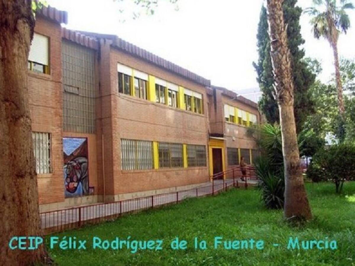 Abanicos en el colegio Rodriguez de la Fuente para protestar por el calor