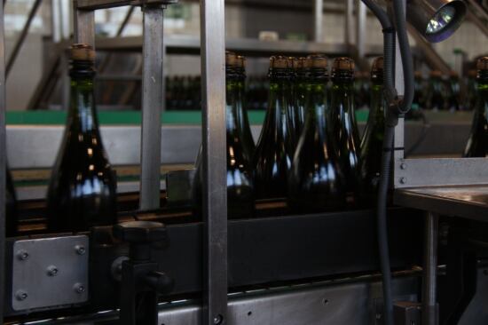 Ampolles de cava preparant-se per ser empaquetades