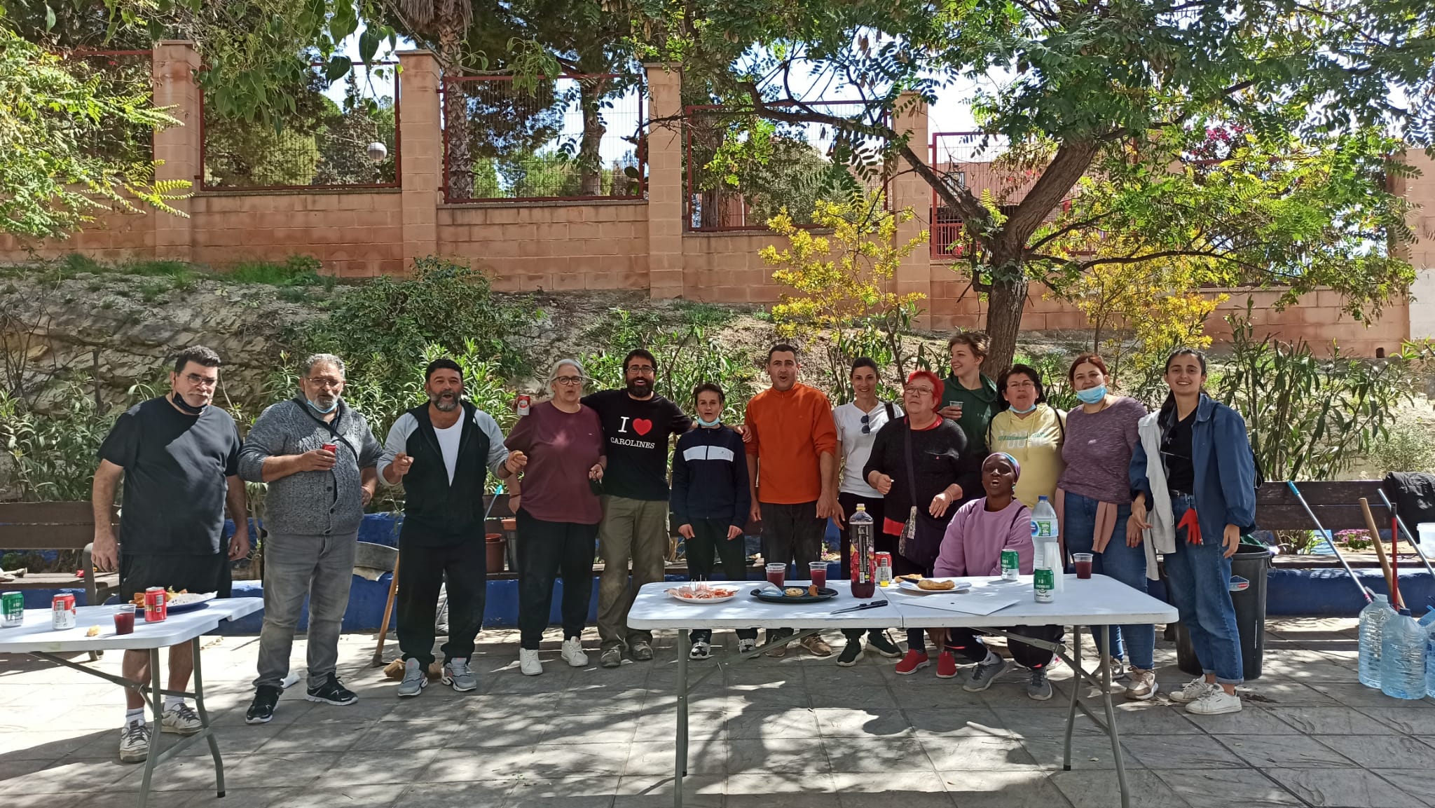 Los vecinos se toman un descanso durante la jornada de trabajo