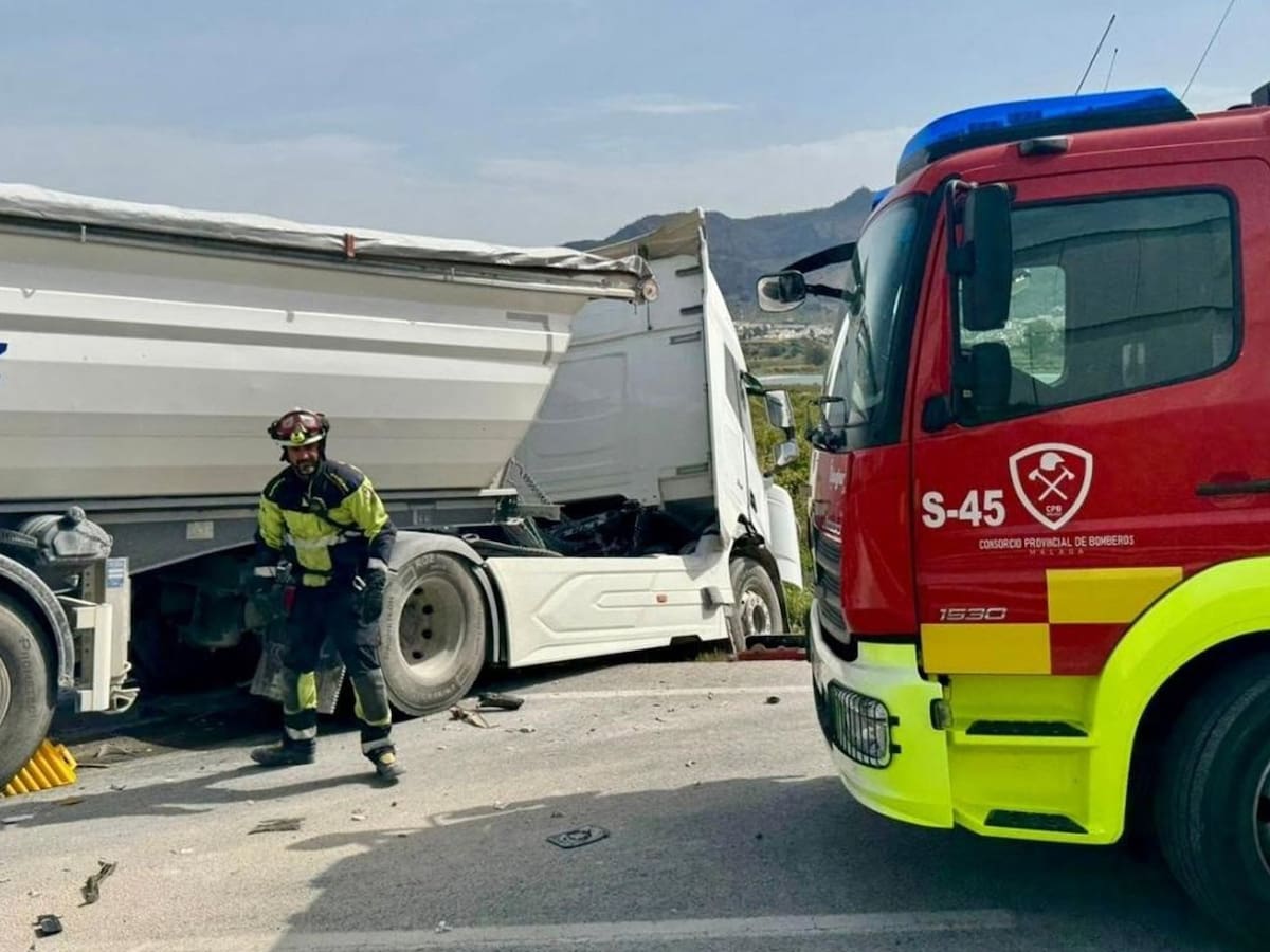 Un grave accidente con un fallecido y un herido mantiene cortada la A-357 a la altura de Pizarra en ambos sentidos