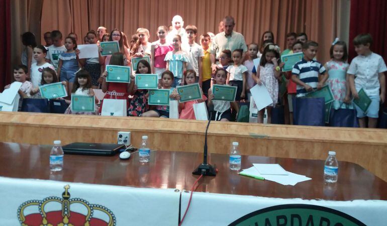 Foto de familia con los escolares premiados en los concursos de redacción y dibujo