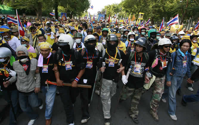 Más de 10.000 manifestantes antigubernamentales asedian el Parlamento en Bangkok