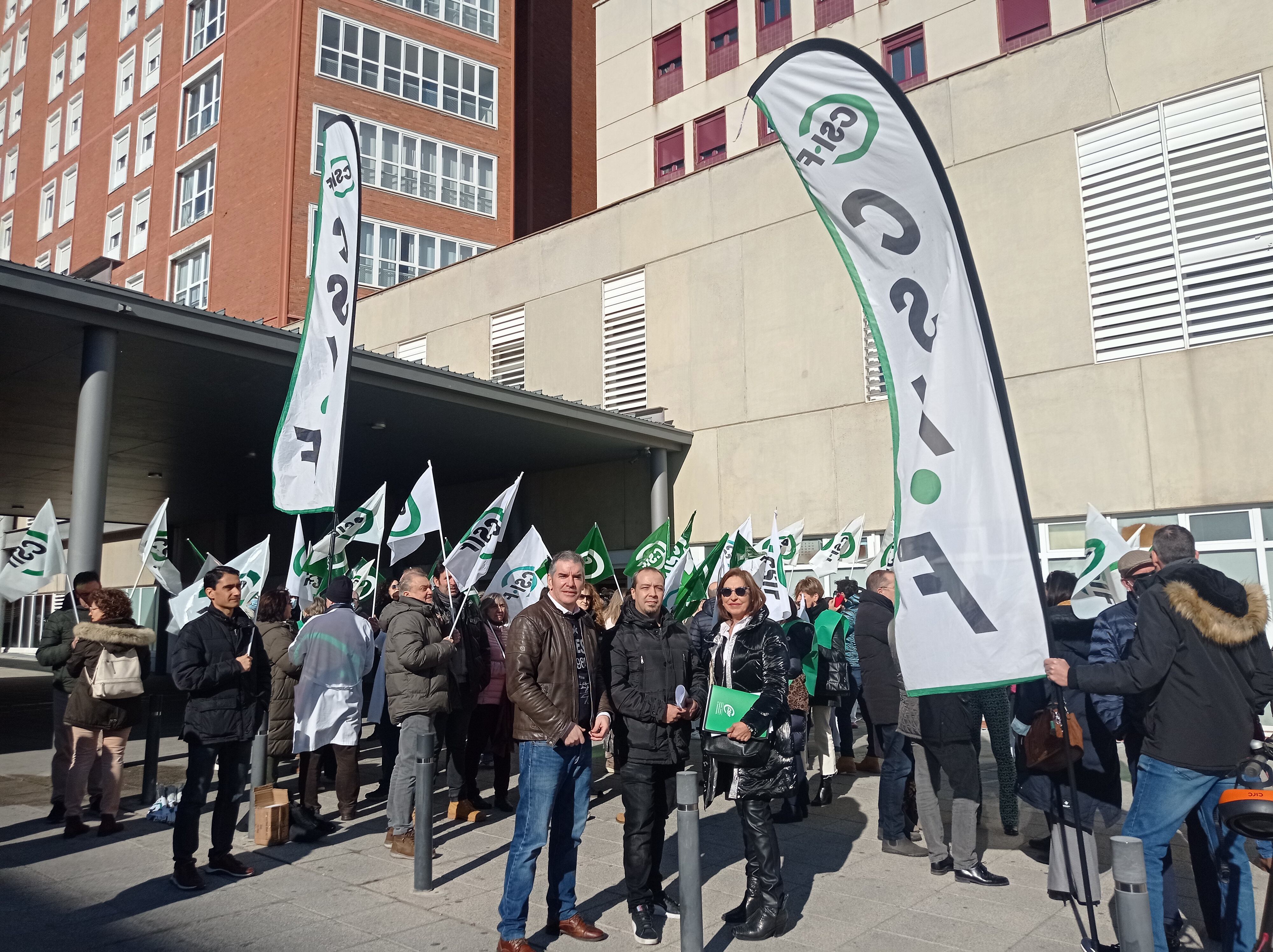 Concentración de trabajadores sanitarios a las puertas del hospital Río Carrión de Palencia