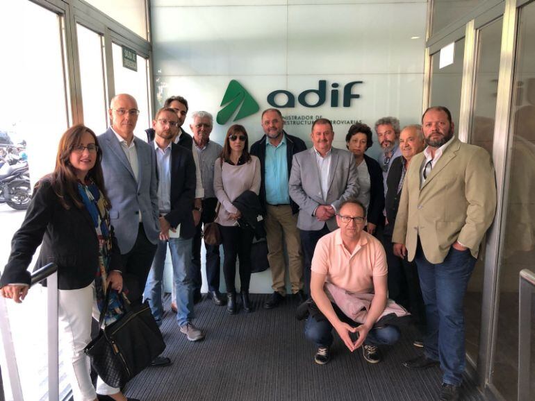 Representantes de todos los grupos políticos en el Ayuntamiento de Totana y colectivos vecinales antes de la reunión con el presidente de ADIF