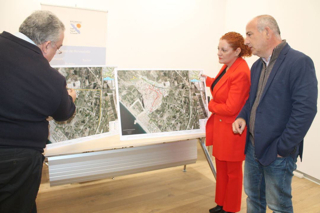 El ingeniero, Julio Roldán, explica el proyecto que daría solución al problema de las inundacines de Salobreña, a la alcaldesa, Maria Eugenia Rufino y al presidente de la Mancomunidad, Sergio Garcia