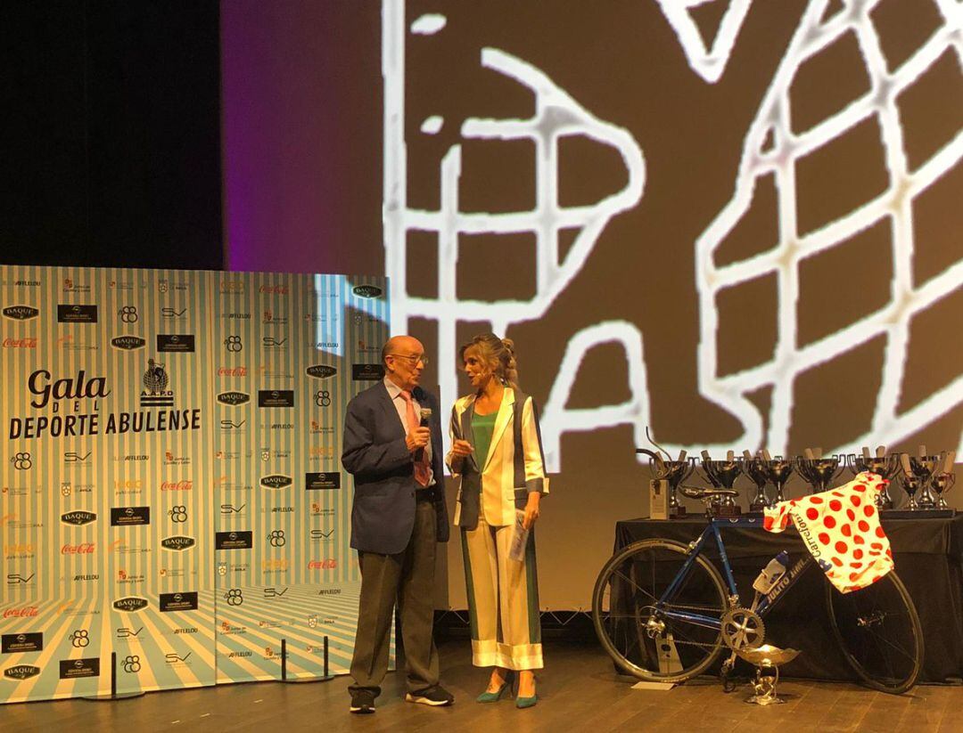 Julio Jiménez, junto a la presentadora de la Gala Provincial del Deporte, Teresa Herráez