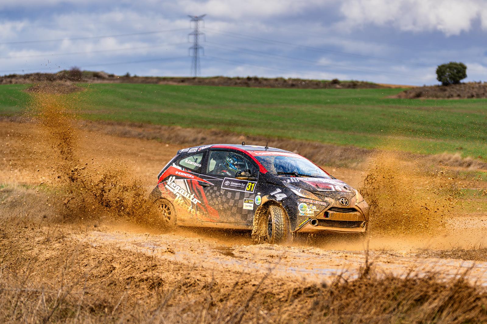 El copiloto lanzaroteño Adrià Muñoz, junto al piloto madrileño Raúl Carrasco en el V RallySprint Alcarria Madrileña.