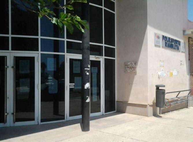 Imagen de la entrada vacía del polideportivo de La Rambleta, cerrado hace un año